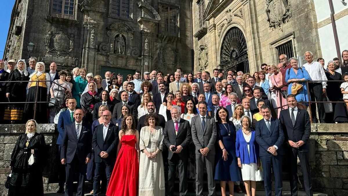 La misa y ofrenda floral en honor a Rosalía de Castro congregan a más una treintena de instituciones gallegas