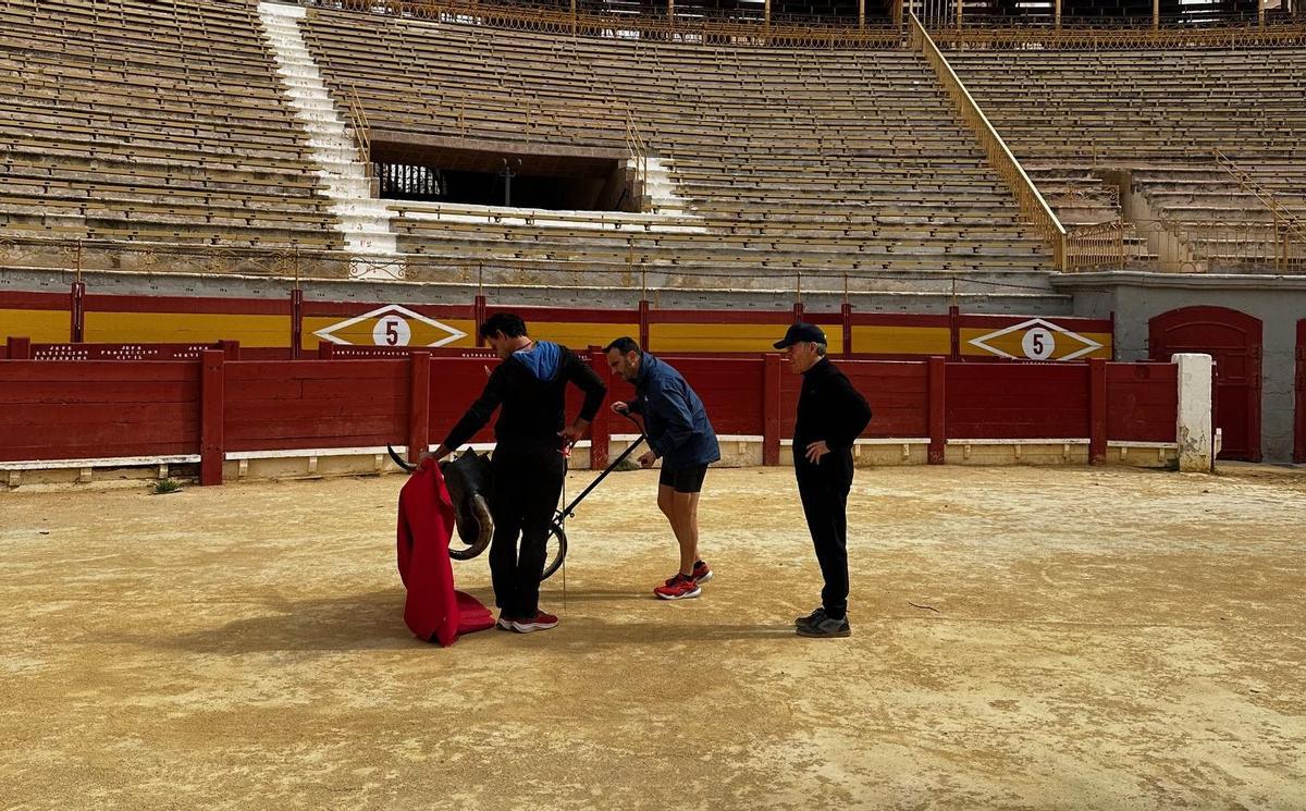 Un momento del entrenamiento junto al banderillero Sergio 'El Pisa'