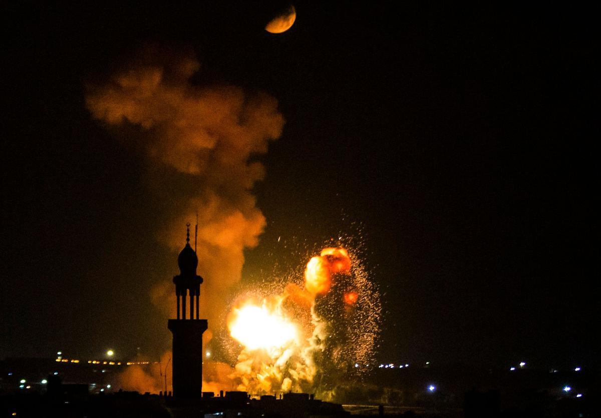 Fuego sobre Khan Yunis, en el sur de la Franja de Gaza, durante un ataque aéreo israelí