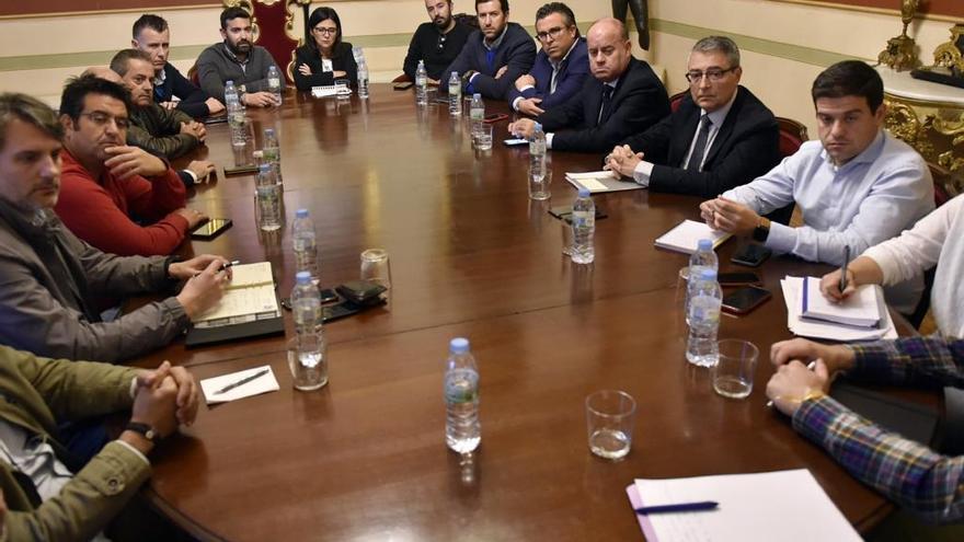 El presidente de la Diputación, Francisco Salado, y el alcalde de Antequera, Manuel Barón, durante la reunión con los alcaldes de la comarca.