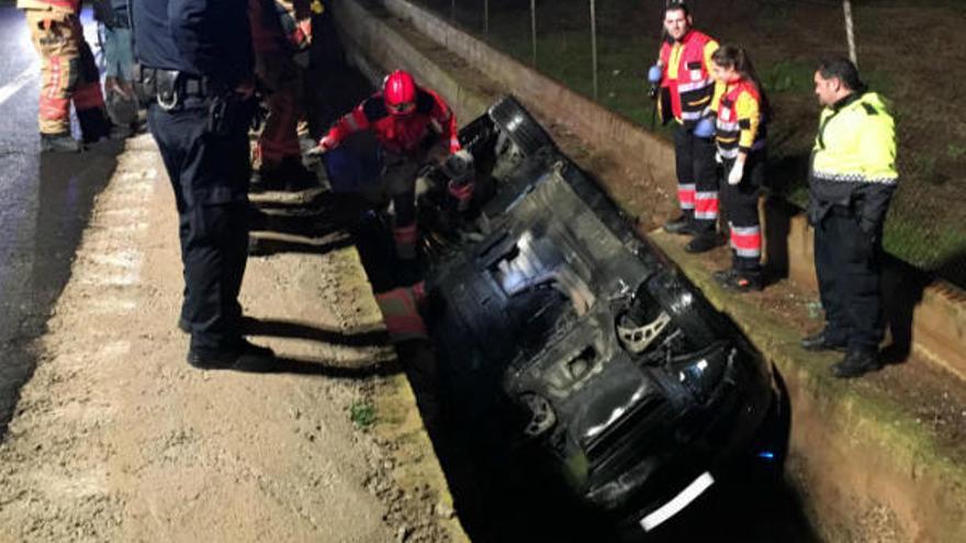 El coche caído en la acequia del Grao de Castelló.