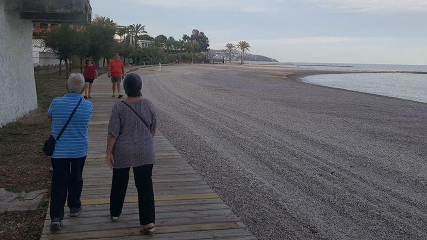 Los vecinos piden más policía en la playa y luz tras la presunta agresión