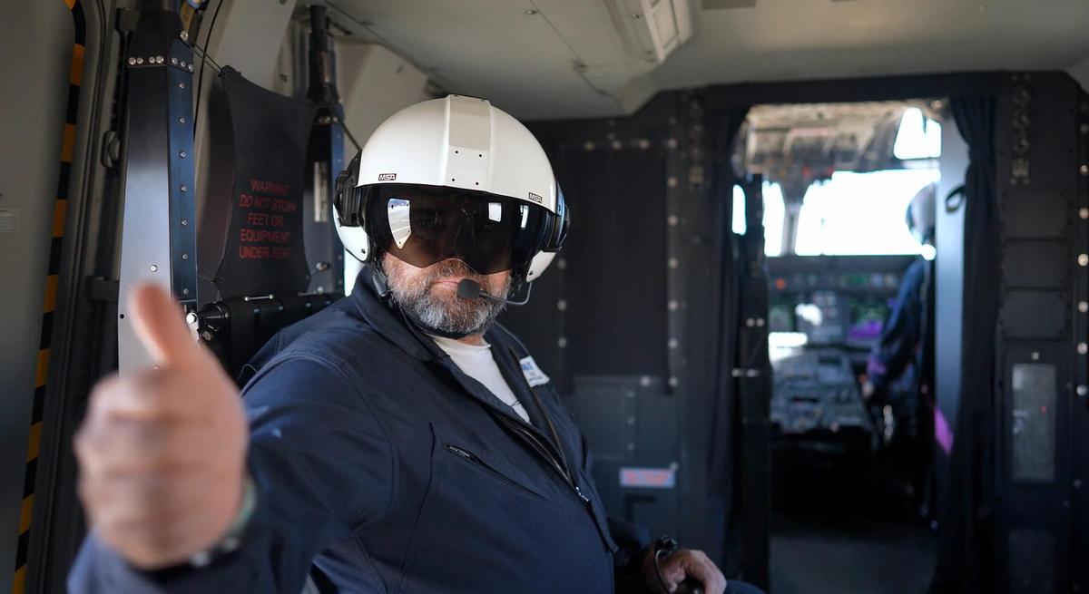 Un técnico de Airbus, a bordo de un helicóptero NH90 durante una prueba de lanzamiento de munición merodeadora desde la aeronave contra un carro de combate llevada a cabo en España.