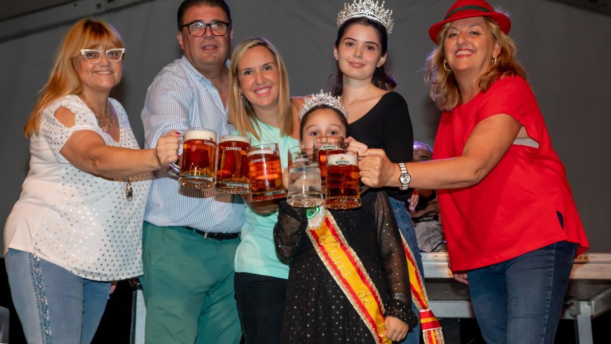 La alcaldesa, Ana Sala, con las representantes de la Comisión de Fiestas, tras abrir el primer barril ayer en la inauguración