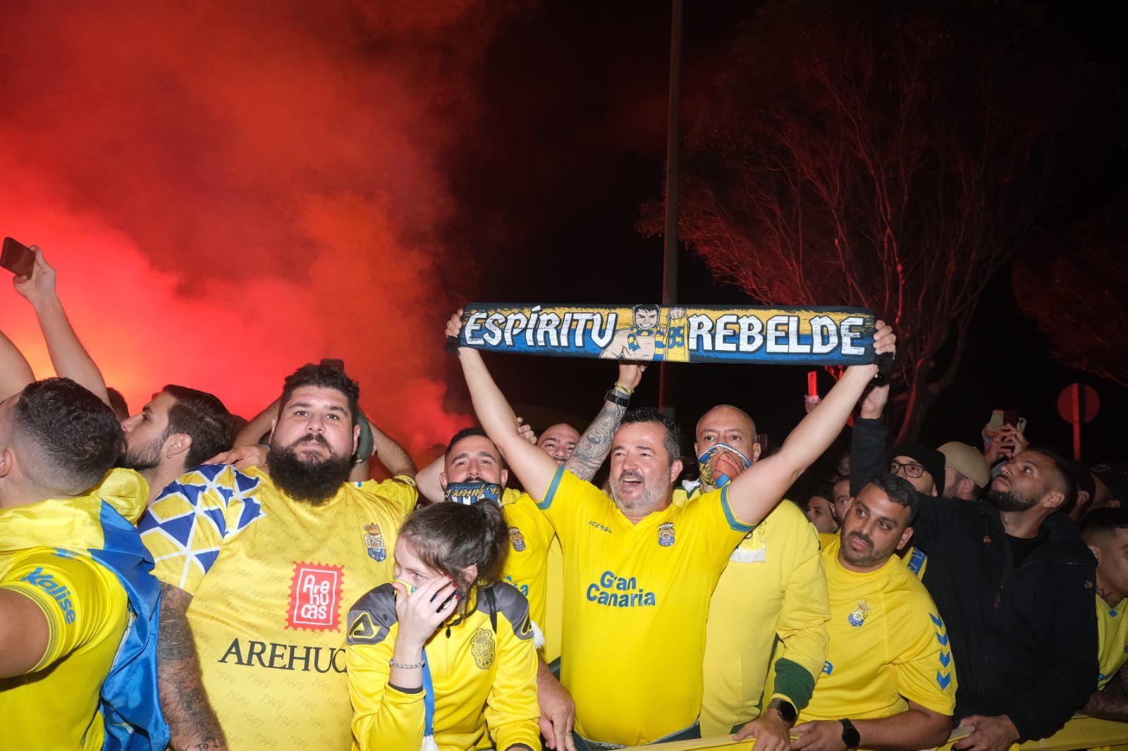 Los aficionados de la UD Las Palmas reciben la guagua con los jugadores antes del derbi