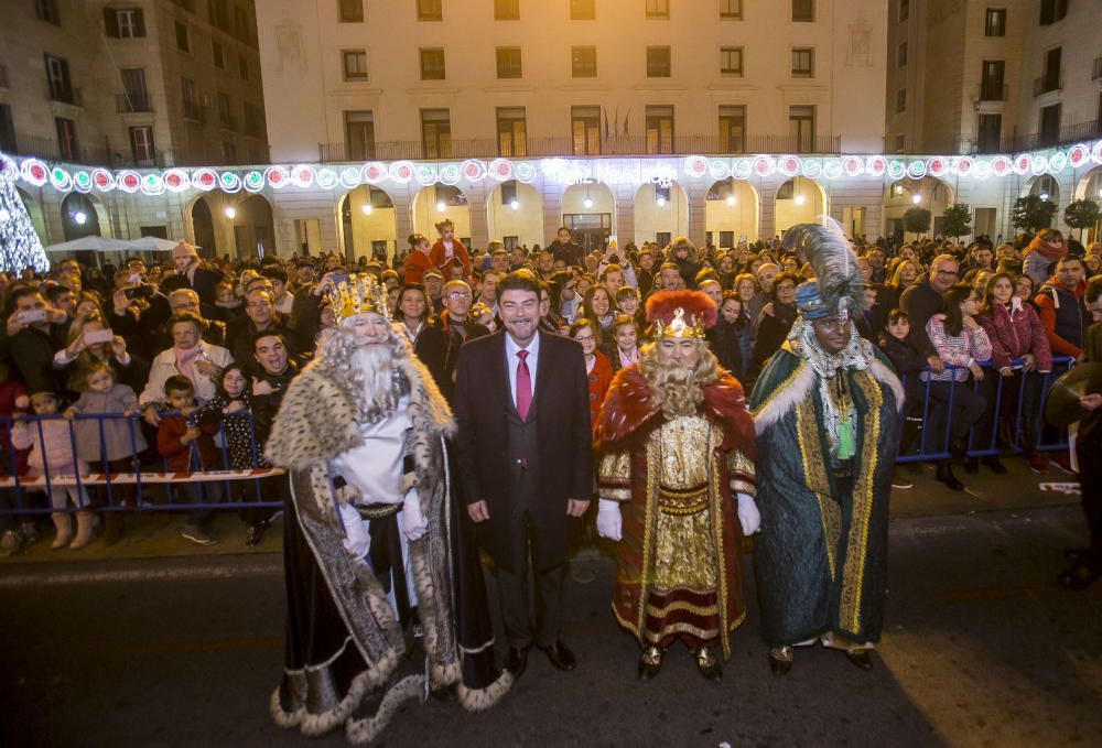 Los Reyes Magos reparten ilusión por la ciudad de Alicante.