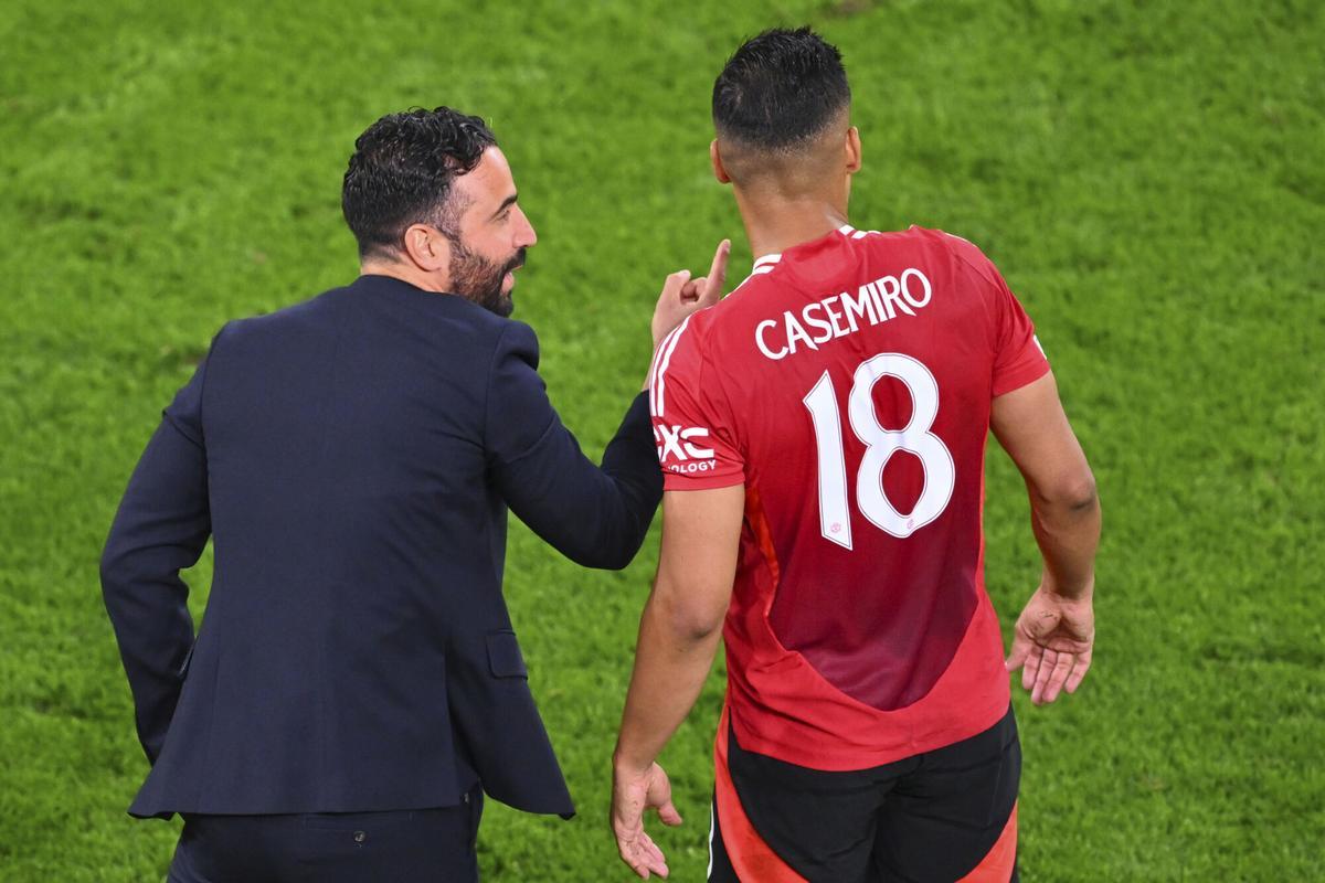 Manchester United's head coach Ruben Amorim, left, instructs Casemiro during the Europa League final soccer match between Tottenham Hotspur and Manchester United at the San Mamés Stadium in Bilbao, Spain, Wednesday, May 21, 2025. (AP Photo/Miguel Oses)