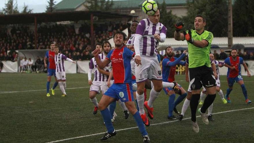 Quini Cotarelo, del Bande, despeja un balón en el primer palo ante Julio Martínez y Suso. // Jesús Regal