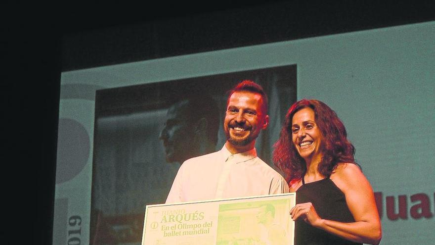Juanjo Arqués posa con su premio junto a Cristina Sánchez, consejera de Turismo, Juventud y Deportes.