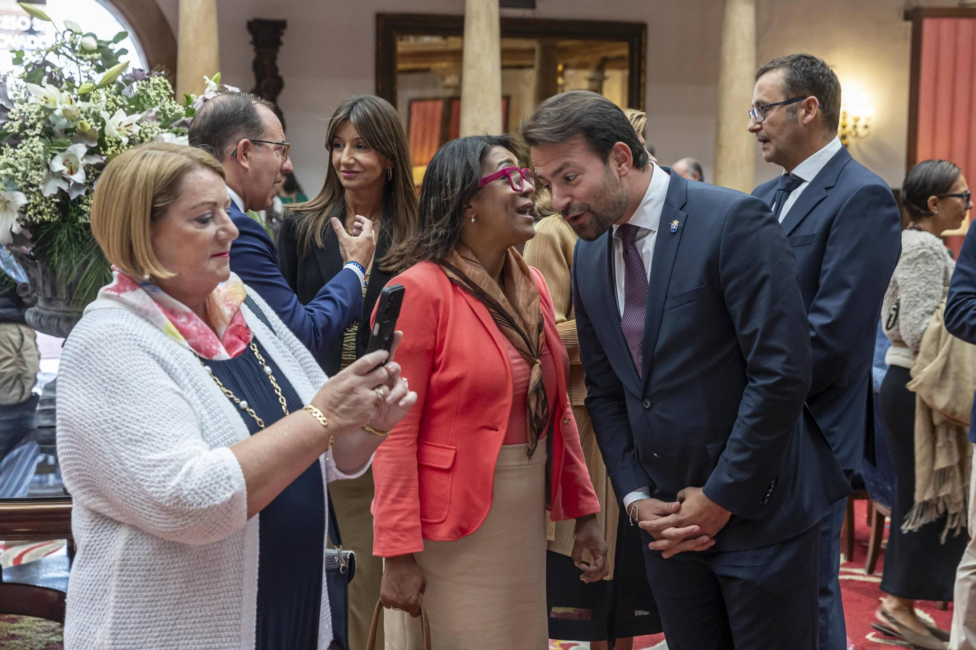 La Asociación Día de Galicia en Asturias entrega su medalla de oro a Adrián Barbón y Carmen Moriyón