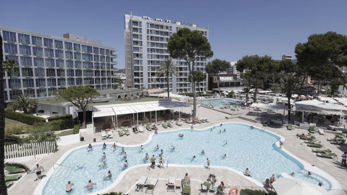 Turistas en la piscina de un hotel de Mallorca. | MANU MIELNIEZUK