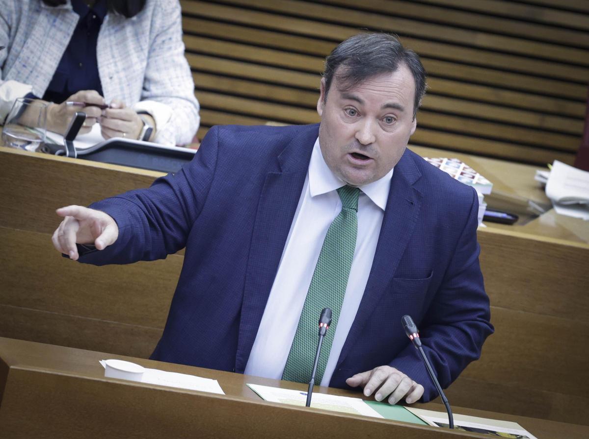 El síndic adjunto de Vox, David Muñoz, interviene en las Corts interpelando a Susana Camarero.