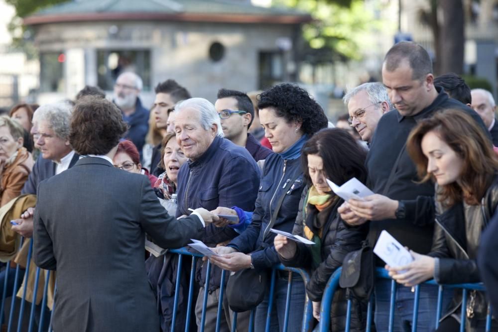 Ambiente en la calle durante la entrada a los premios y concentración antimonarquía