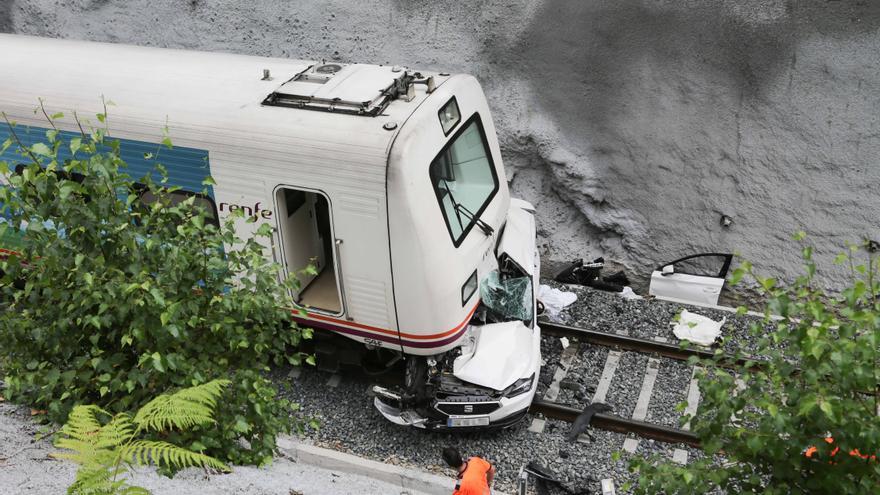 Un muerto y dos heridos graves al arrollar un tren a un coche en Lugo