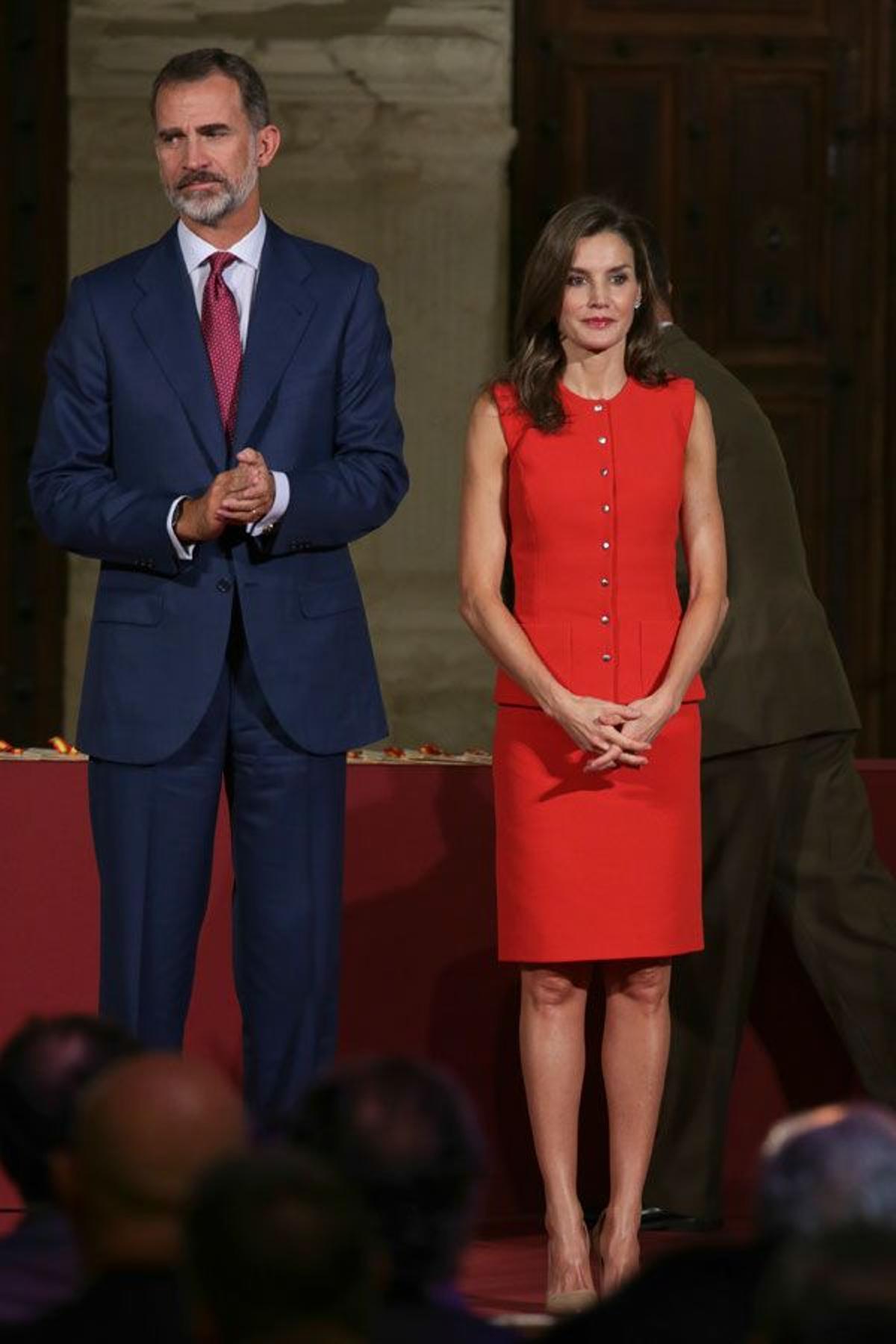 El look de Letizia Ortiz con conjunto rojo de Nina Ricci y zapatos nude junto a Felipe VI