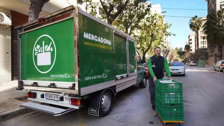 Una furgoneta de reparto de pedidos de Mercadona en una calle de València.