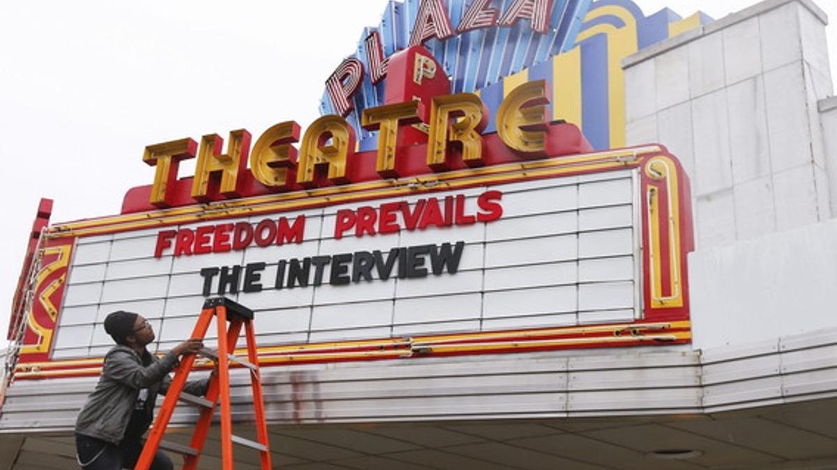 El 'Plaza Theatre', de Atlanta, anunciando la película 'The Interview'.