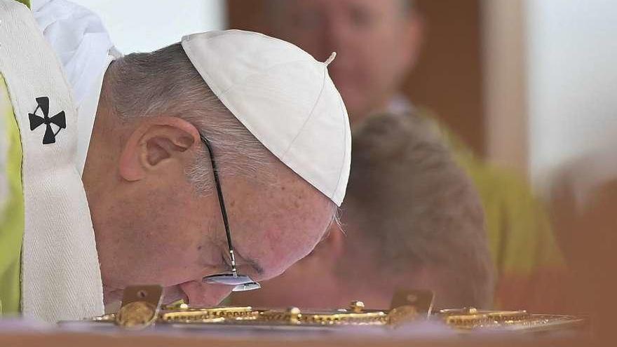 El papa Francisco, durante la misa celebrada ayer en el Phoenix Park de Dublín.