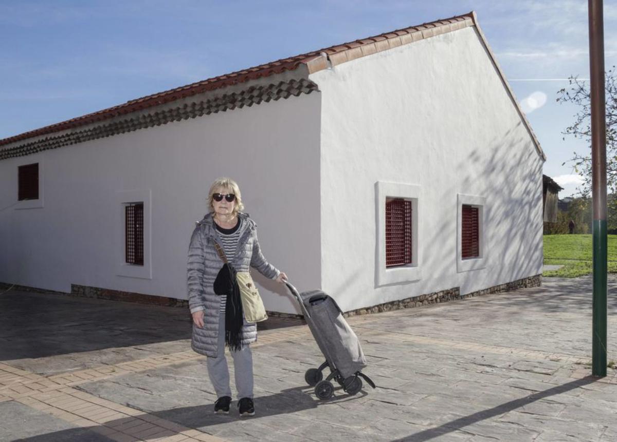 Susana Valdés, ayer, junto a la parte trasera de la casa mariñana.  | LUCAS CID