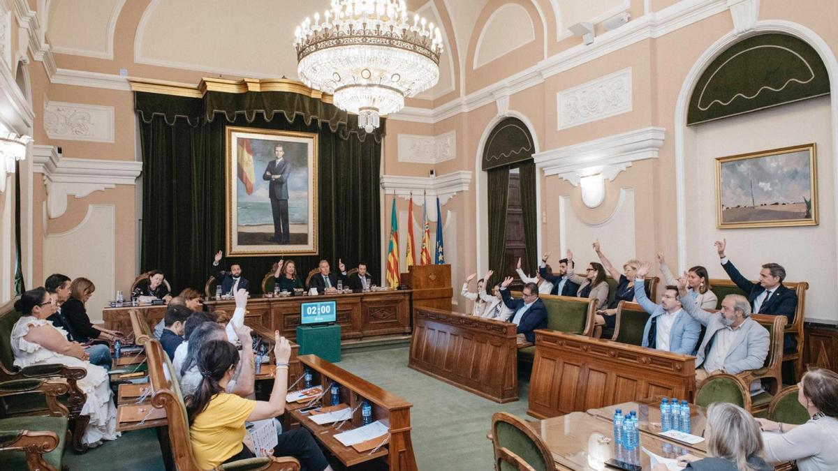 Momento, este jueves, de la votación de los estatutos. A favor, el PP, Vox y Compromís.
