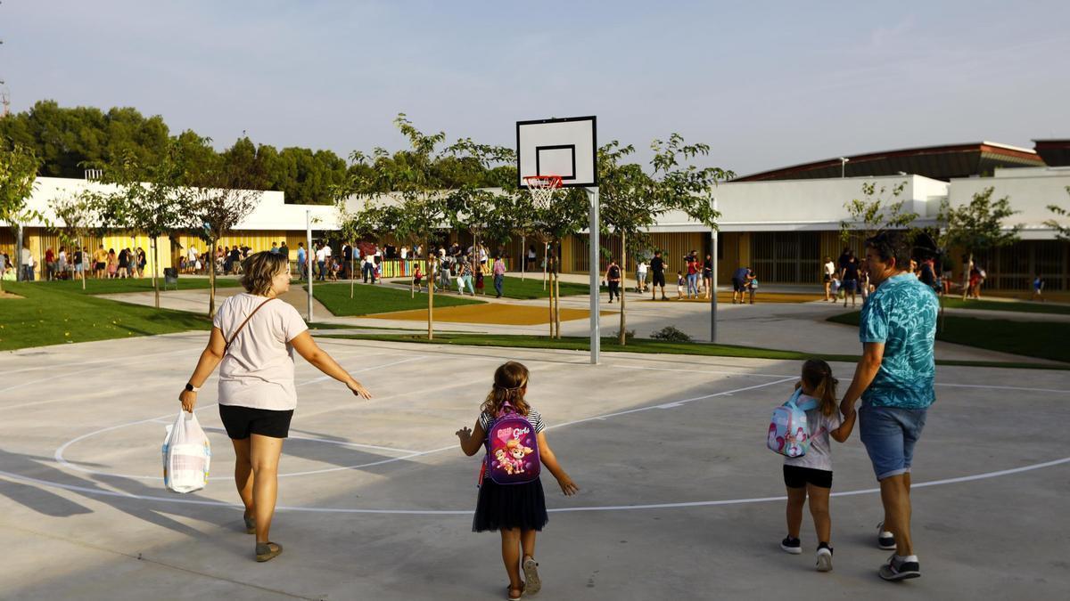 Dos niños entran a su colegio, el María Zambrano de Zaragoza.