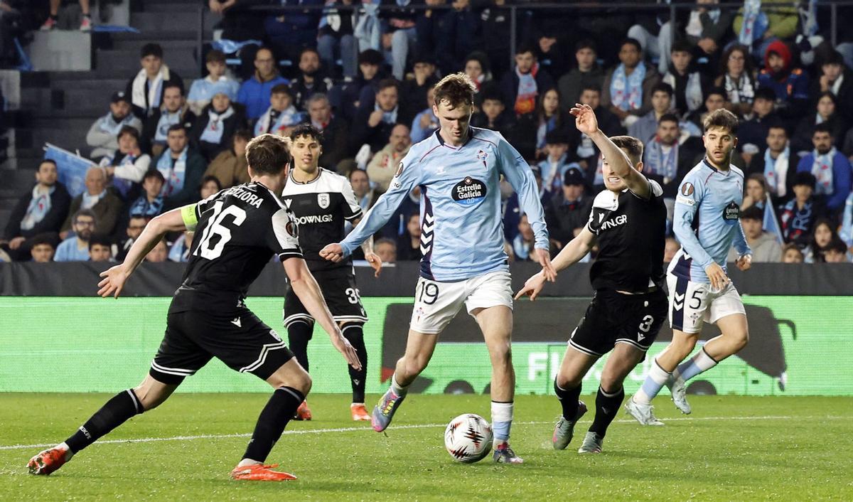 Momento en el que Williot se prepara para rematar en la jugada del gol.