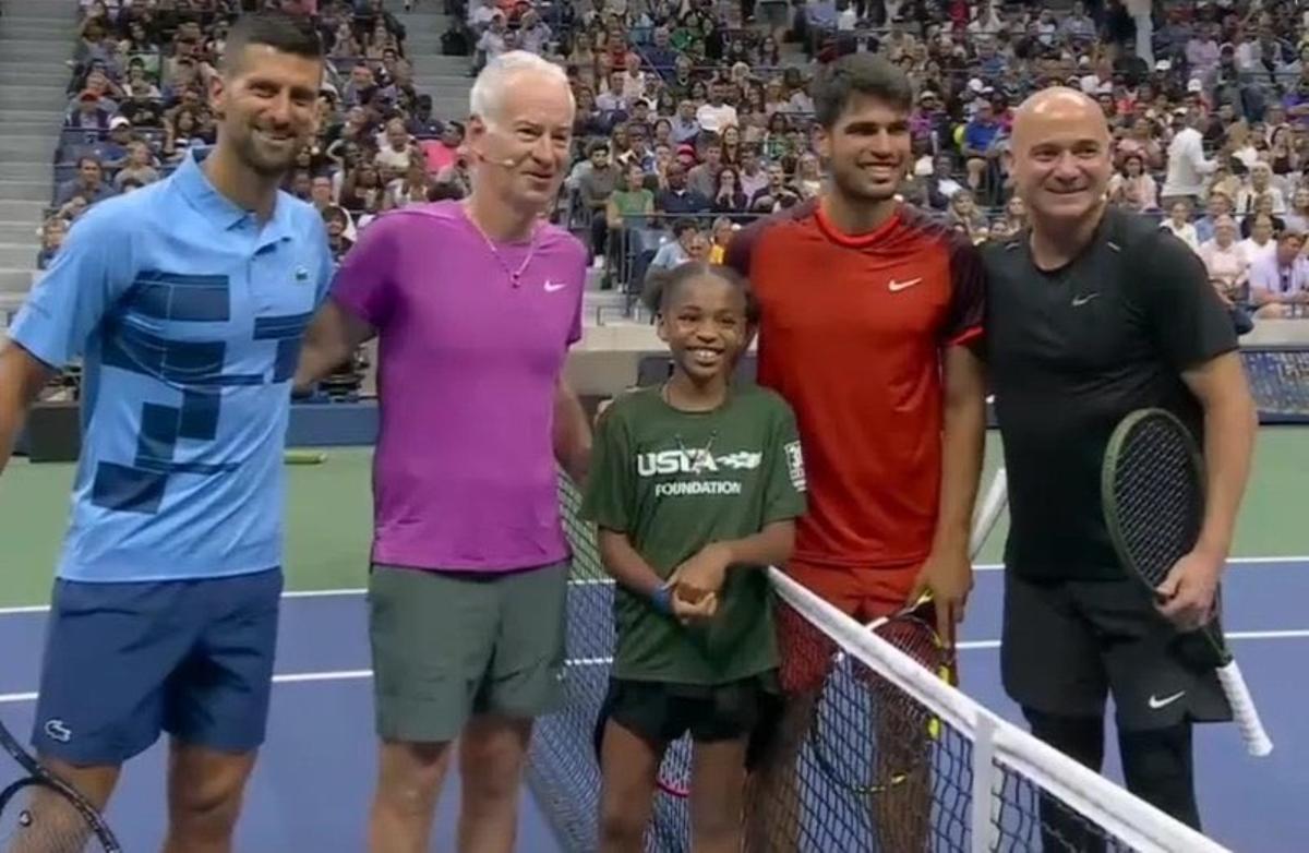 Djokovic, McEnroe, Alcaraz y Agassi, junto a una joven recogepelotas.