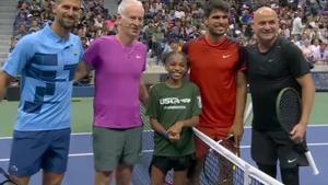 Djokovic, McEnroe, Alcaraz y Agassi, junto a una joven recogepelotas.
