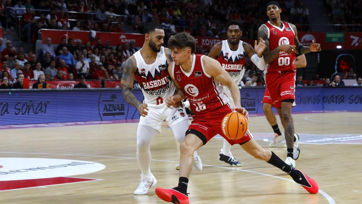 Joaquín se enfrenta a Howard en una acción del duelo ante el Baskonia