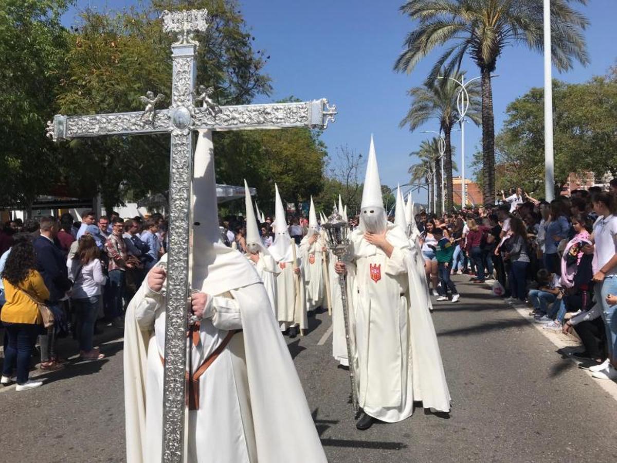 Lunes Santo primaveral para albergar una simbiosis de marchas y silencio