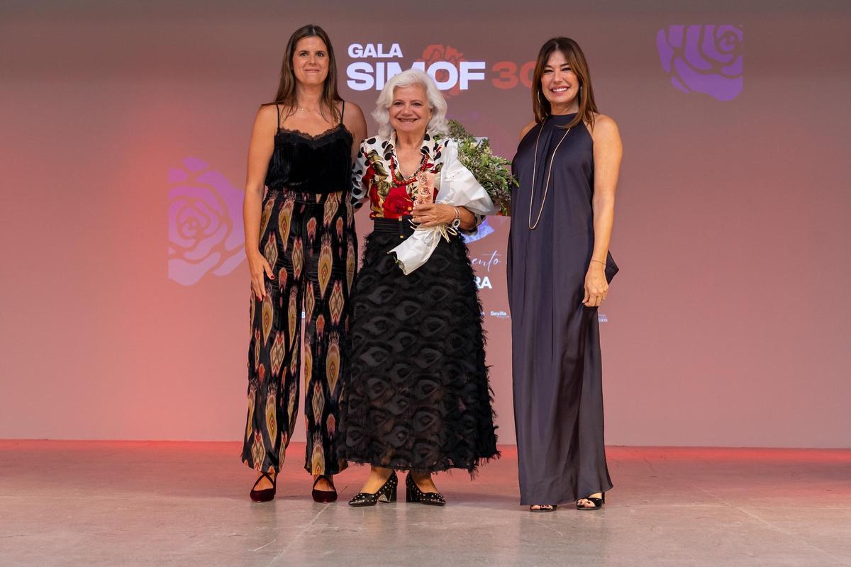 Pilar Vera recoge el galardón en la galla del 30 aniversario de Simof.