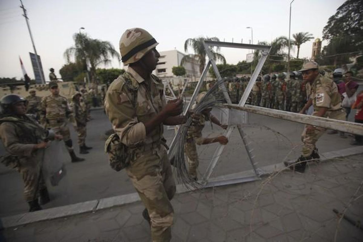 Soldats instal·len barricades per evitar disturbis al Caire.
