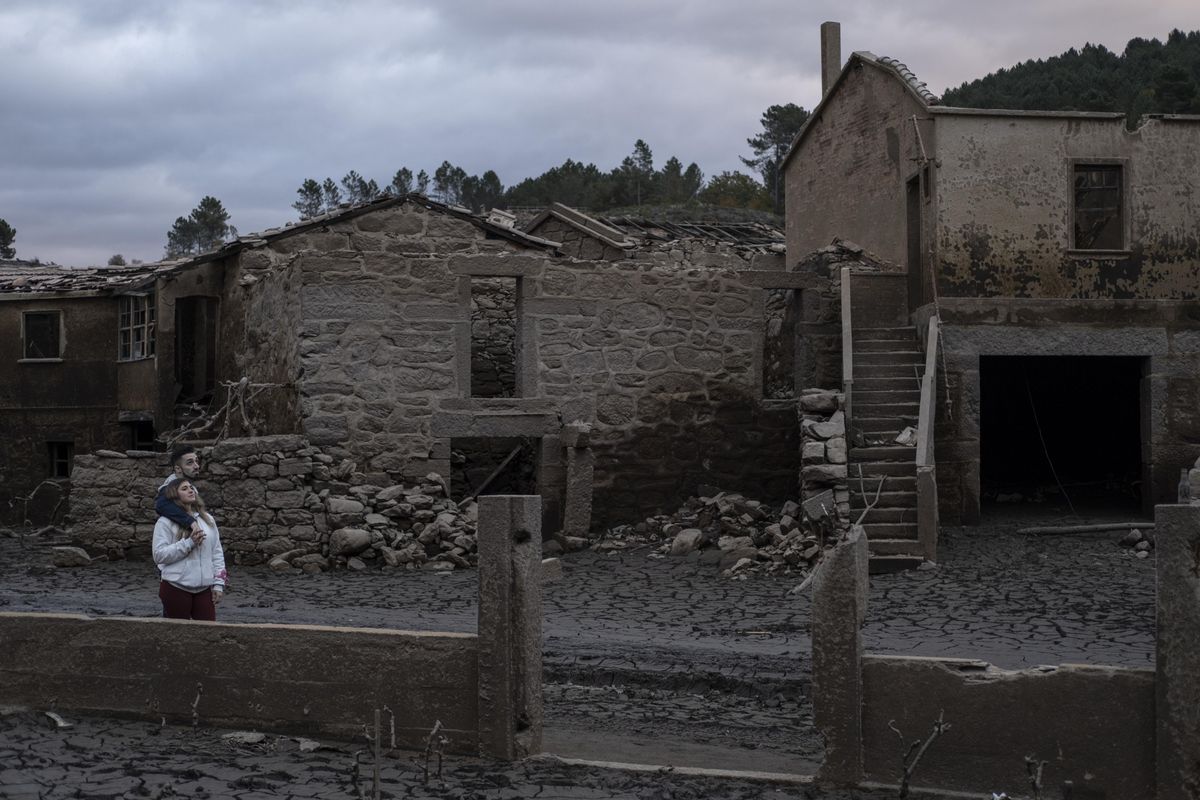 Una pareja contempla las ruinas de Aceredo. // BRAIS LORENZO