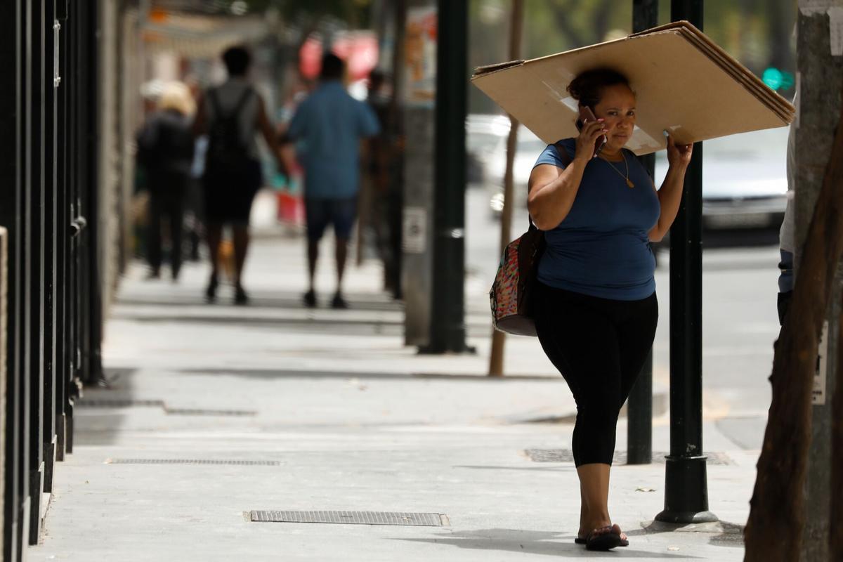 12/07/2021 Murcia activa la Operación Calor ante el aviso naranja por altas temperaturas . El Ayuntamiento de Murcia ha activado por primera vez este año la Operación Calor ante el aviso naranja por altas temperaturas decretado para este martes, poniendo en marcha un dispositivo especial de carácter multidisciplinar destinado a minimizar los riesgos asociados a los episodios de calor extremo y proteger especialmente a la población más vulnerable. POLITICA ESPAÑA EUROPA MURCIA SOCIEDAD EDU BOTELLA