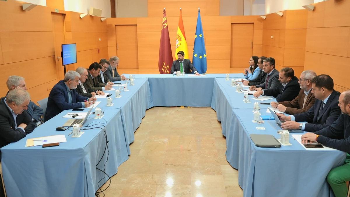 López Miras ha presidido esta mañana una reunión sobre los recursos hídricos de la Región.