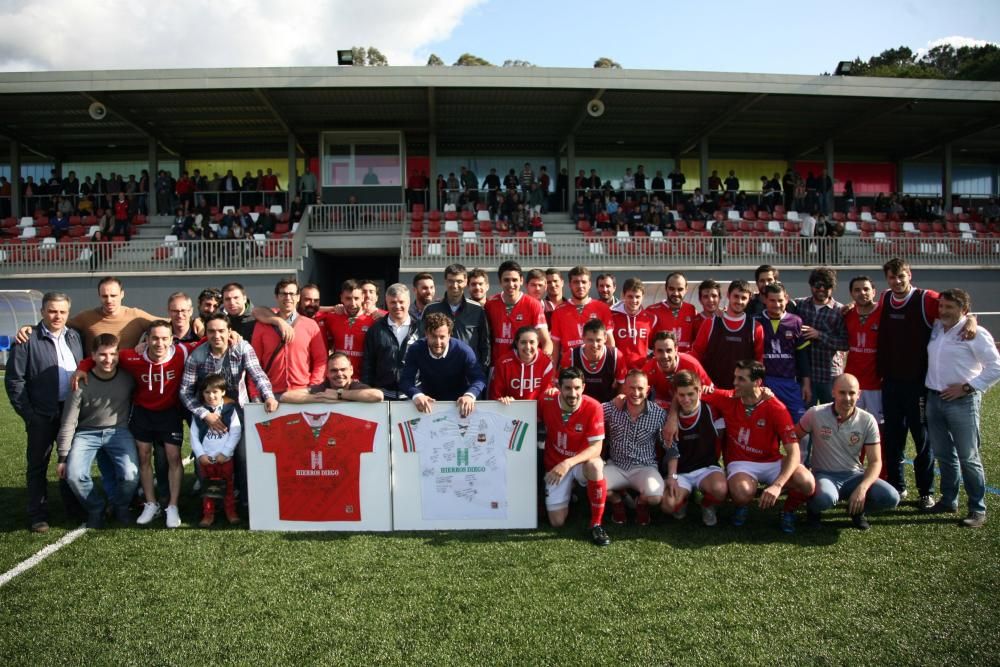 El club homenajea en su despedida al capitán tras 15 años en el club y a su entrenador, tras seis temporadas al frente del banquillo.