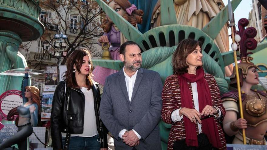 El ministro Ábalos, en el centro de la imagen, durante su visita de hoy a las Fallas de València