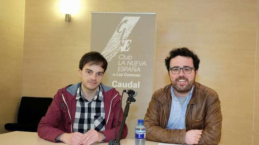 Por la izquierda, Juan Ponte y Guillermo Fernández, al comenzar la conferencia en Mieres.