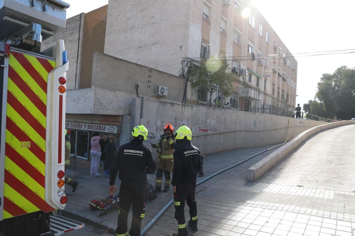 Imagen de los bomberos en el lugar el día del incendio.