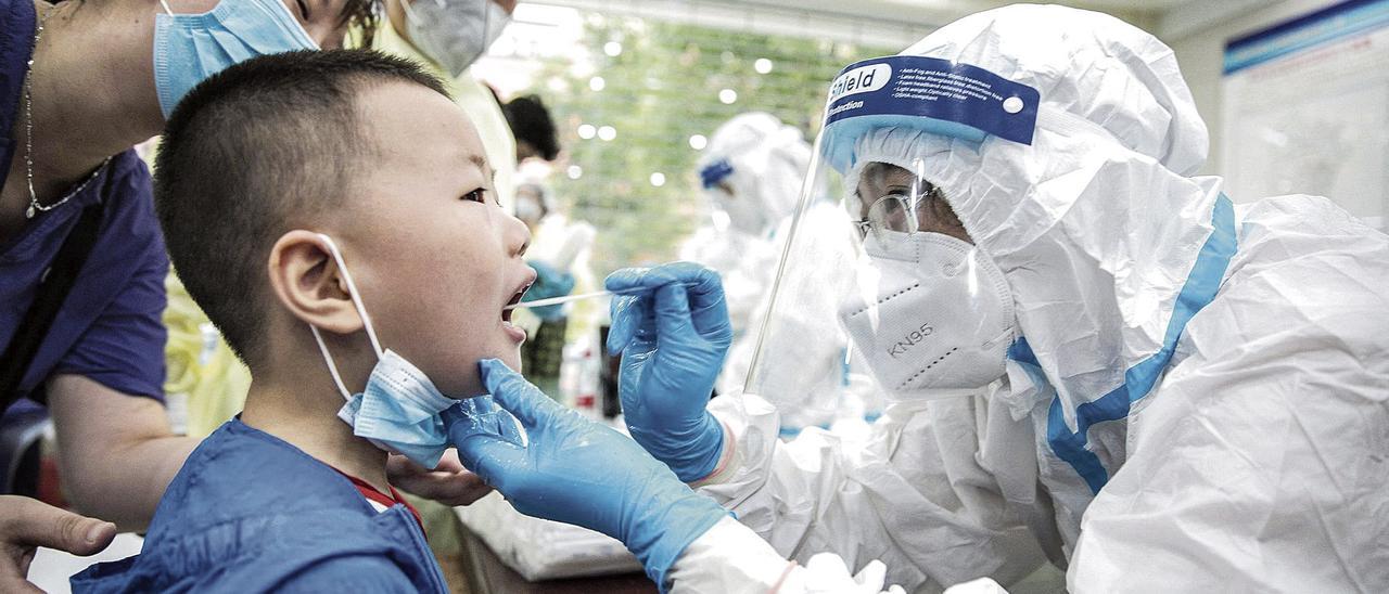 Un niño se somete a una prueba de ácido nucleico para detectar el coronavirus en Nantong, en la provincia china de Jiangsu, el pasado domingo.