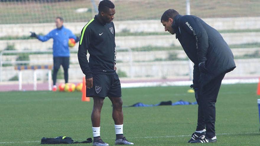 Christian Atsu, flamante fichaje del Málaga en el mercado invernal, dialoga con su entrenador, Javi Gracia, durante un entrenamiento de la presente semana.