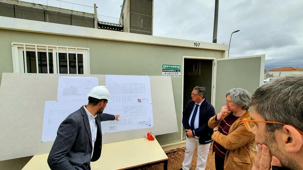 El alcalde José María Ramírez y la consejera Leire Iglesias visitando la obra de los 24 pisos sociales.