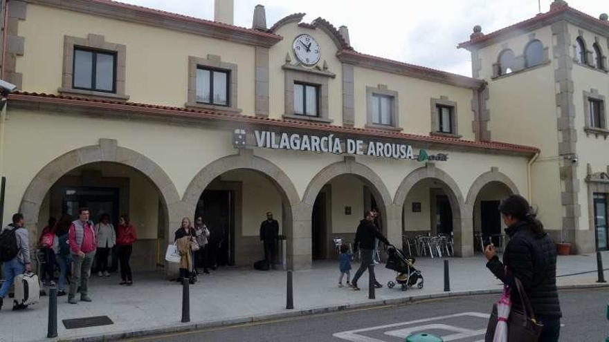 La fachada de la estación del ferrocarril en Vilagarcía. // Noé Parga