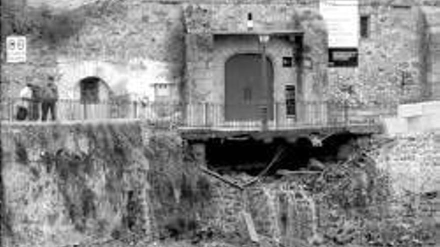 La rotura de una tubería abre una zanja en el puente de San Lázaro