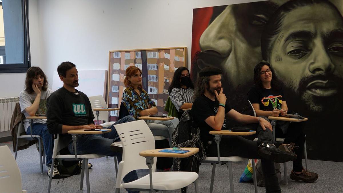 Paco Roca, al fondo, en la mesa, durante la clase magistral de ayer en Avilés.  