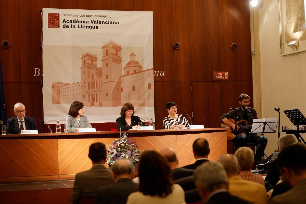 El acto en la sede de la AVL con el cartel "Sin salida" sobre la puerta.