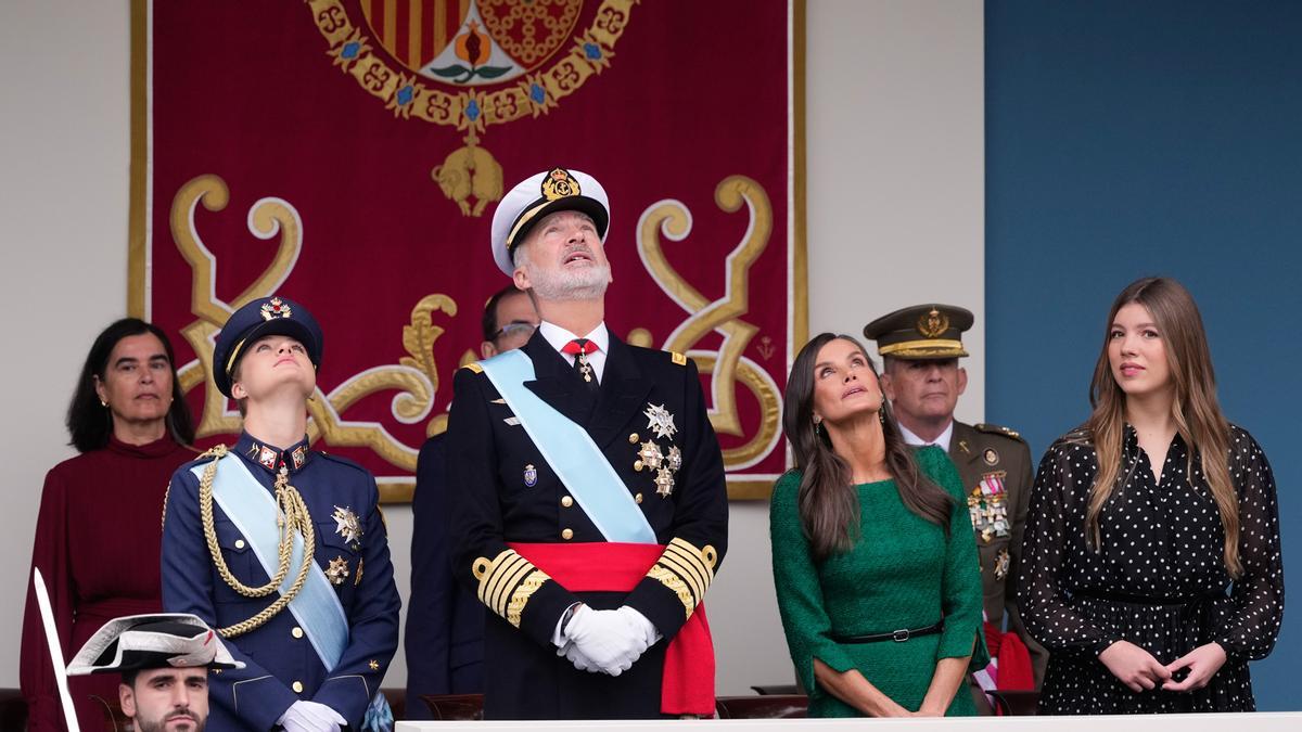 El rey Felipe y la princesa Leonor durante el desfile de las Fuerzas Armadas con motivo de la Fiesta Nacional