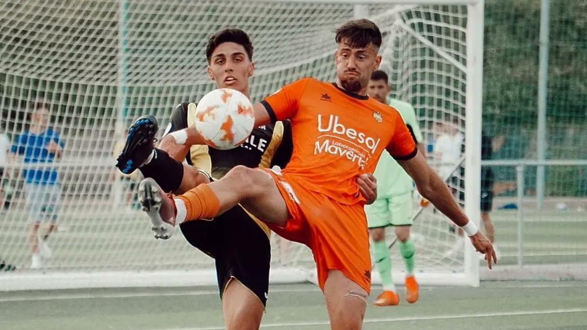 El Atzeneta y el Roda pugnan por el control de un balón en el partido.