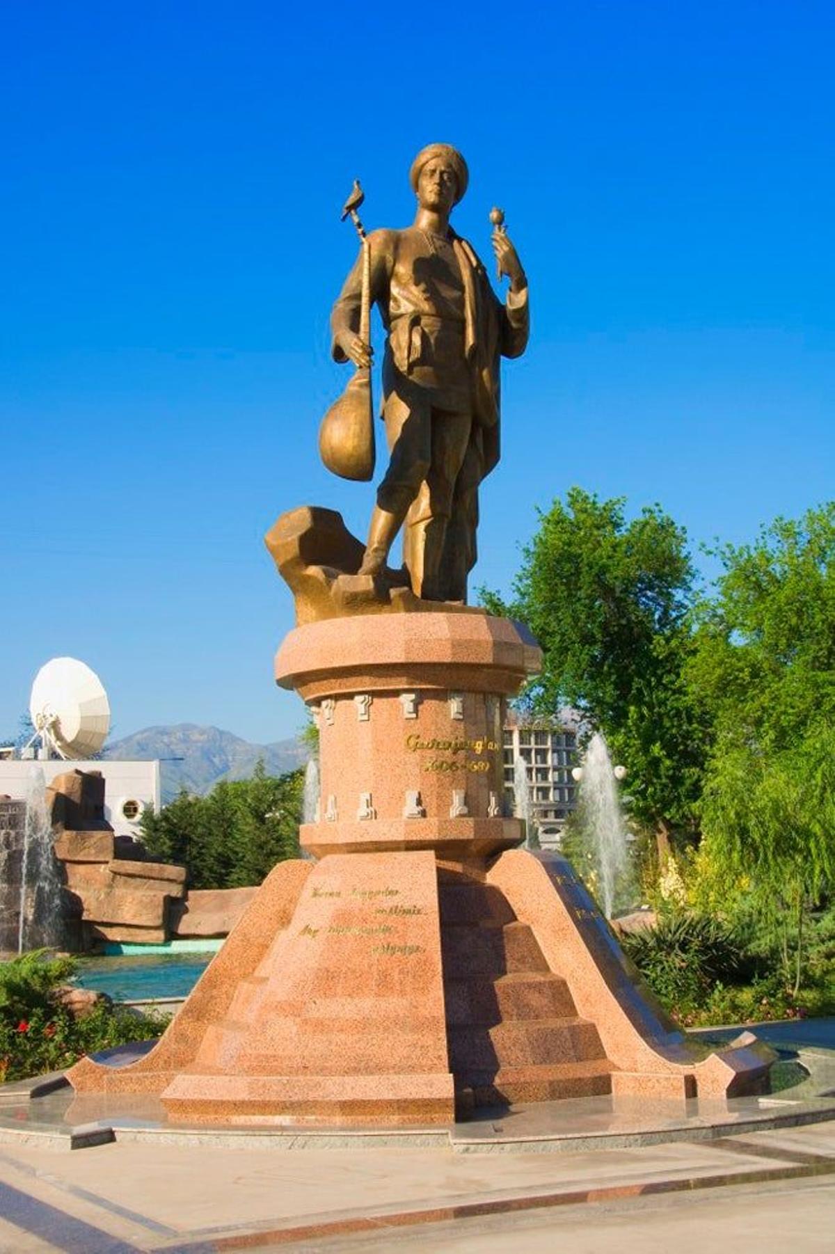 Estatua del poeta Garajaoglan en Asjabad.