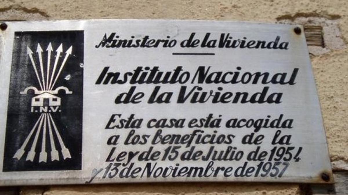 Placa del Instituto Nacional de la Vivienda.